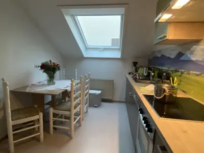 Küche mit Esstisch - Ferienwohnung