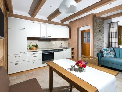 Die Wohnküche in der Ferienwohnung Untersberg