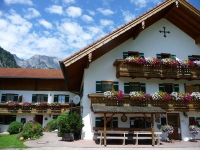 Hausansicht Pfeffererlehen im Sommer