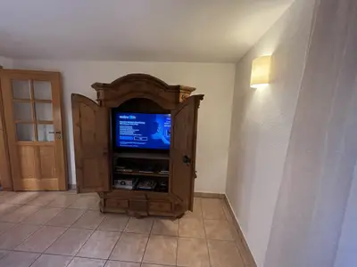 Schrank mit Ferseher in der Wohnküche