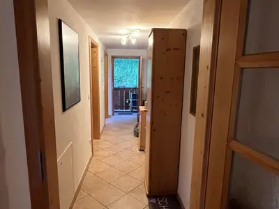 Flur mit Blick zum Ausgang