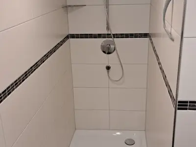 große, offene Dusche