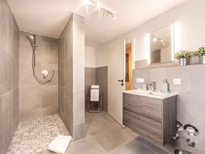 Bad mit Dusche WC Fewo Kaiser Karl