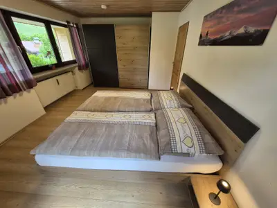 Schlafzimmer mit Doppelbett