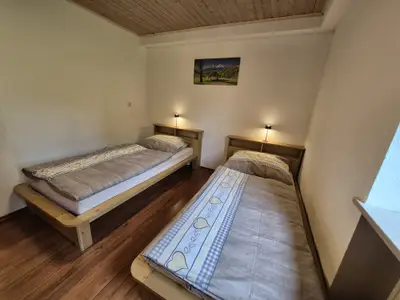 Schlafzimmer mit 2 Einzelbetten