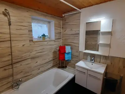 Badezimmer mit Badewanne & WC