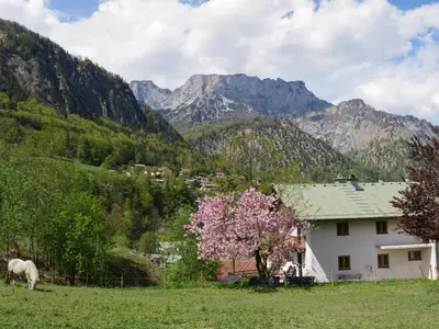 Außenansicht Haus Schiller mit Panorama-Ausblick auf den Untersberg
