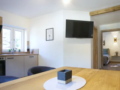 Wohnküche mit Flur und TV