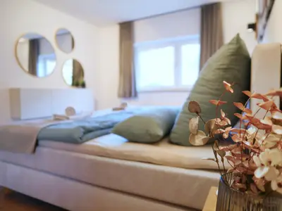 Schlafzimmer mit Blick auf die Terrasse