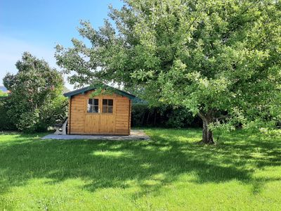 Gartenhütte im Sommer