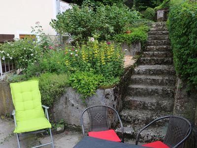 Stufenbeete und Steintreppe zur Terrasse und zum Eingang Haupthaus