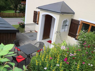 Eingang Ferienwohnung mit davorliegender kleinen Terrasse