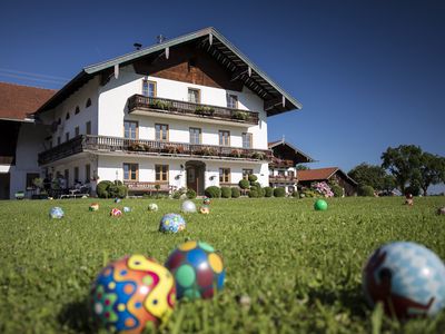 Hofansicht mit Bälle vorm Haus