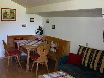 Wohnbereich mit Essecke und Sitzecke