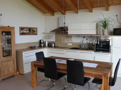 Küche mit Esstisch