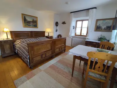 Restauriertes Nußbaumschlafzimmer