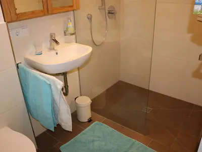 Das Bad mit ebenerdiger Dusche und Fußbodenheizung