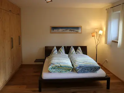 Das Schlafzimmer mit Doppelbett und gemütlicher Leselampe