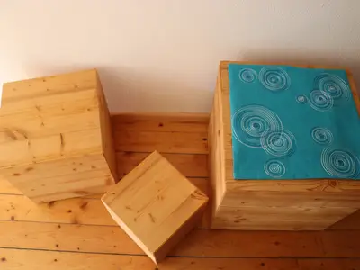 Die Garderobe mit Sitzwürfel für Groß und Klein