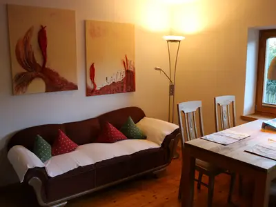 Die Wohnküche mit gemütlicher Couch zum Entspannen, Lesen, Reden usw. und Esstisch