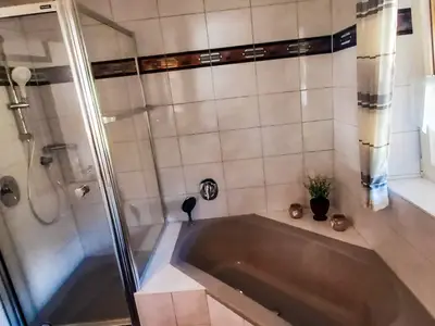 Dusche und Badewanne