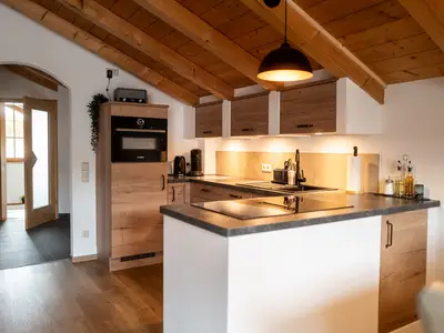 Küchenzeile mit Blick zum Wohnungseingang