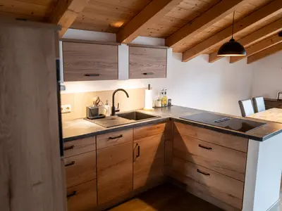 Küchenzeile mit Essbereich