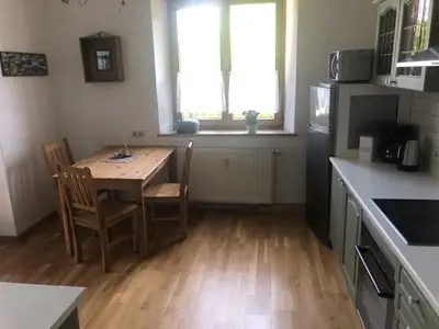 Küche mit kleinen Esstisch und überdachten Balkon