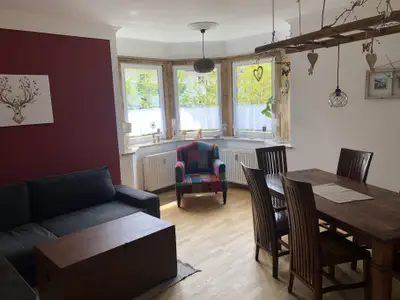 große Wohnstube mit  Sofa, kuschlige Leseecke , Tisch für 6 Gäste