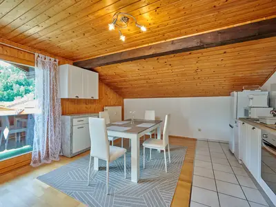 Moderne Wohnküche mit großen Balkontüren und vollausgestatteter Einbauküche