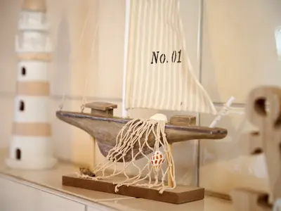 Nimm Dir Deine verdiente Auszeit im großen Wohlfühlbad mit Haarföhn, Kosmetikspiegel, Körperwaage und mehr