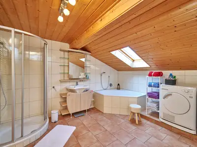 Großes Wohlfühlbad mit Badewanne, Dusche, WC, Fußbodenheizung, Haarföhn, Waschmaschine und Trockner
