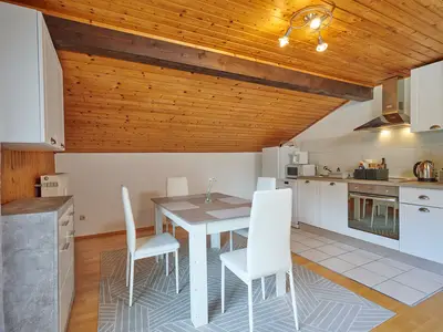 Stilvolle Wohnküche mit Esstisch, Küchenzeile und Schreibtisch-Arbeitsplatz