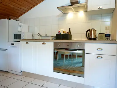 Neue Küchenzeile mit Gefrierkombi, Spülmaschine, Mikrowelle, Kaffeemaschine, Spüle, Backofen, 4er Kochfeld, Internet-Radio