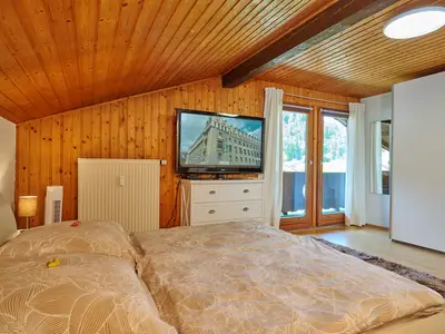 Hauptschlafzimmer mit 50-Zoll LG-HD-Plasma-TV inkl. Amazon Fire Stick; großer Schiebetürenkleiderschrank