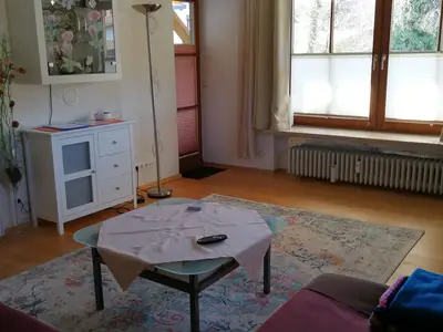 Wohnzimmer mit Zugang zum Balkon