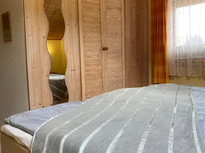 Schlafzimmer mit Kleiderschr