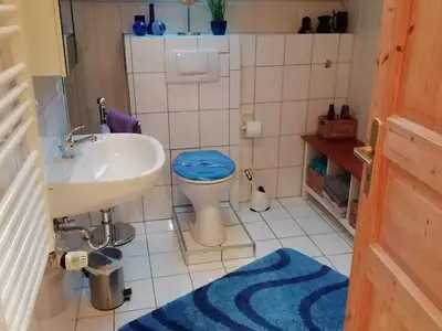 Das Badezimmer mit Dusche