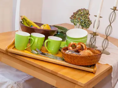 Frühstück mit frischen bayerischen Brezen