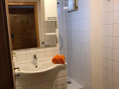 Bad mit begehbarer Dusche und Fußbodenheizung