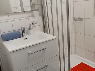Badezimmer mit geräumiger Dusche