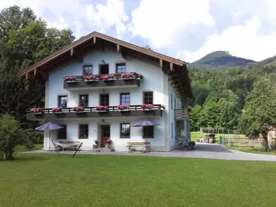 Hausansicht Ferienwohnung 2 und 3 im Sommer