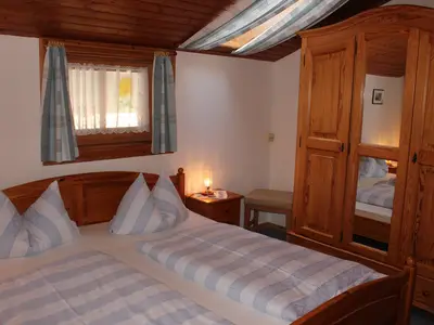 Schlafzimmer mit Doppelbett