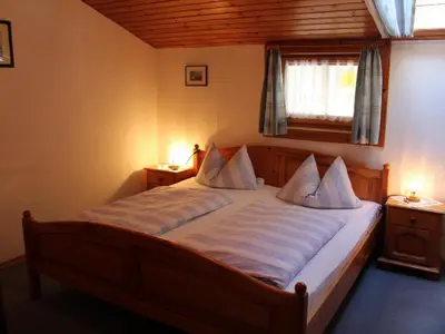 Schlafzimmer mit Doppelbett