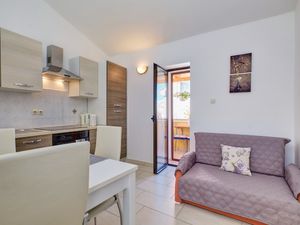 23966548-Ferienwohnung-2-Martinšćica-300x225-1