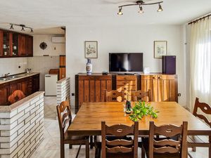 23755753-Ferienwohnung-4-Marčana-300x225-3