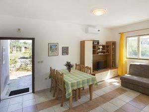 23931675-Ferienwohnung-5-Maslinica-300x225-1