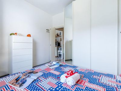 Hauptschlafzimmer mit Doppelbett und Kleiderschrank