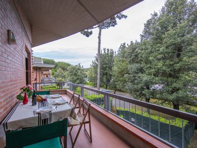 Die Terrasse ist sehr groß und bietet einen Blick auf den Garten des Anwesens