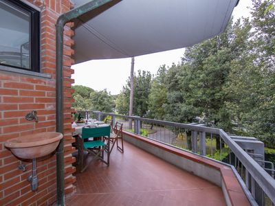 Blick auf eine andere Ecke der Terrasse und die Grünanlage